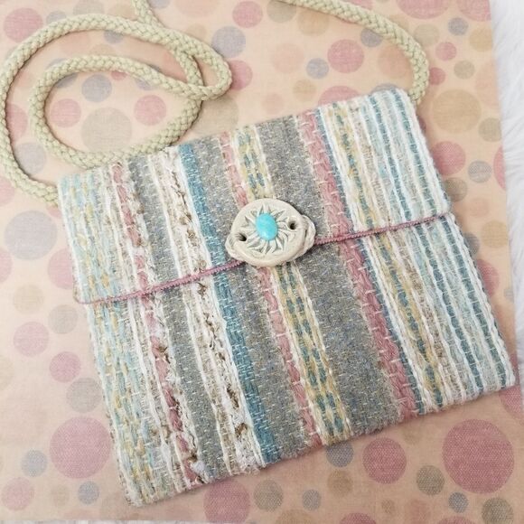 Handwoven purse with handmade ceramic button. - Picture 1 of 8